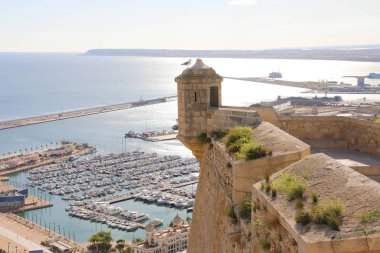 Costa Blanca, İspanya ünlü turistik City hava panoramik Alicante Santa Barbara Kalesi