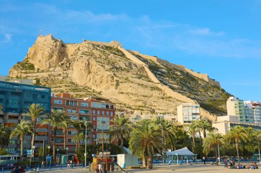 Alicante, İspanya - 29 Kasım 2019: Benacantil Dağı 'ndaki Alicante şehri ve Santa Barbara kalesi, İspanya
