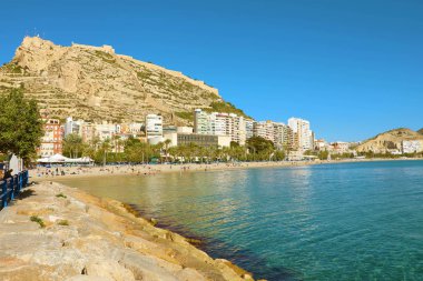 Alicante şehri ve El Postiguet Sahili, Akdeniz, İspanya