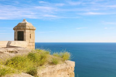 İspanya, Alicante 'de mavi denizli Santa Barbara kalesi