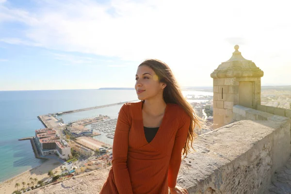 İspanya Alicante 'de manzaranın keyfini çıkaran güzel bir turist kadın.. — Stok fotoğraf