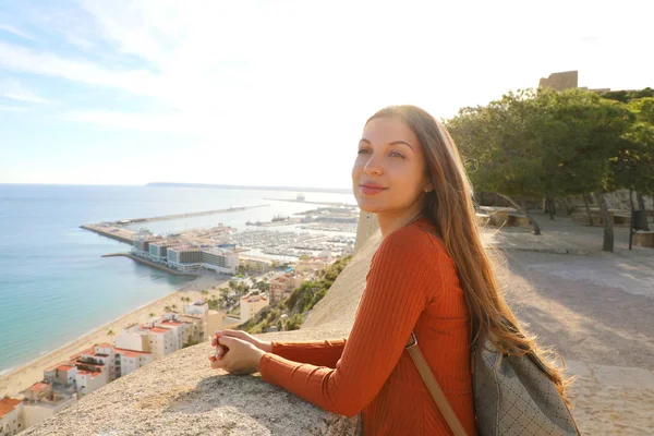 Прелестная молодая девушка-туристка отдыхает, наслаждаясь путешествиями по Южной Европе — стоковое фото
