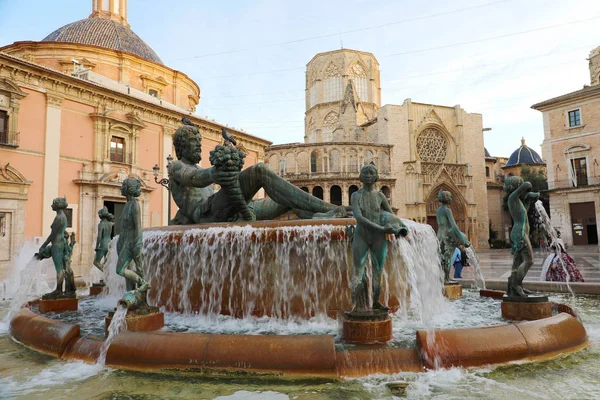 스페인 발렌시아에 있는 푸엔테델 투 리아 분수대에 있는 라비 르겐 광장 — 스톡 사진