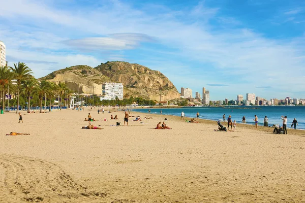 Alicante, Spanien - 29 november 2019: Stranden El Postiguet, Alicante, Costa Blanca, Spanien — Stockfoto