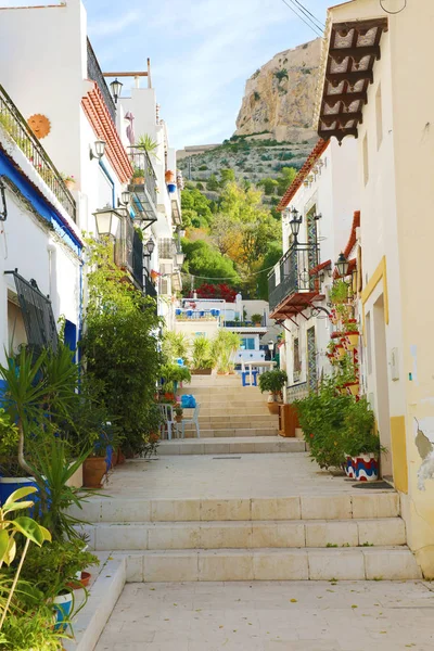 Cozy alley of Barrio Santa Cruz in Alicante, Costa Blanca, Spain — стокове фото