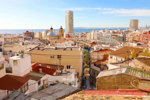 ALICANTE, ESPAÑA - 29 DE NOVIEMBRE DE 2019: paisaje urbano de la ciudad de Alicante, España —  Fotos de Stock