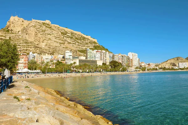 Alicante stad och El Postiguet Beach, Medelhavet destination, Spanien — Stockfoto
