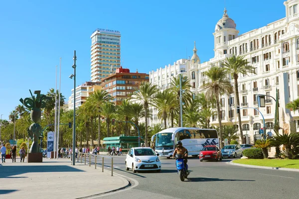 ALICANTE, ESPAÑA - 30 DE NOVIEMBRE DE 2019: Alicante Explanada de Espana con Edificio Casa Carbonell —  Fotos de Stock