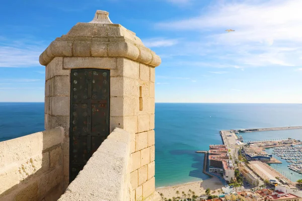 Kasteeltoren Santa Barbara met uitzicht op Alicante beroemde toeristische stad in Costa Blanca, Spanje — Stockfoto