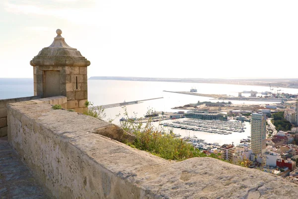 圣巴巴拉城堡，俯瞰西班牙科斯塔布兰卡著名旅游城市的全景 — 图库照片
