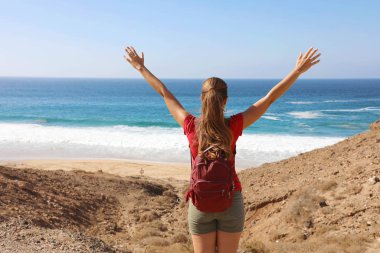 Hedefe ulaşılıyor. Uzun bir yoldan sonra Atlas Okyanusu 'na gelen gezgin kadın, kollarını kaldırarak kutluyor..