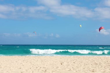 Corralejo Dunas sahilinin uçurtmacılarıyla güzel manzarası, Fuerteventura