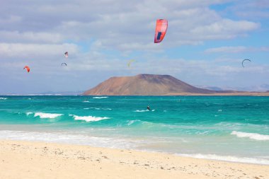 Lobos Adası ve uçurtmacılarla Corralejo Dunas sahilinin güzel manzarası, Fuerteventura, Kanarya Adaları