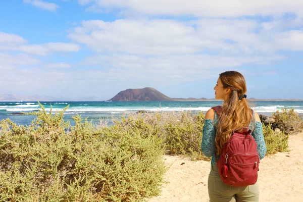 Unga kvinnliga backpacker vandring i Fuerteventura Island, Spanien — Stockfoto