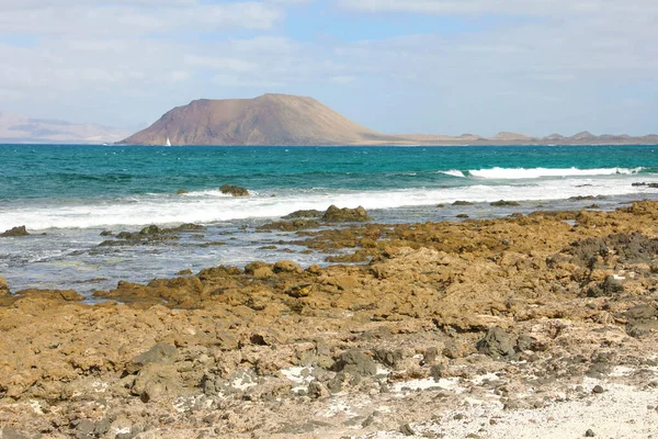 Wunderschöner Blick auf den Strand von Corralejo mit der Insel Lobos, fuerteventura — Stockfoto