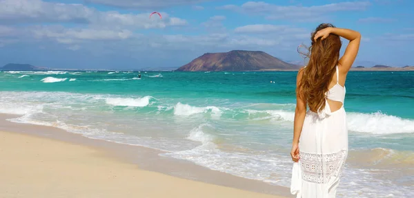 Πανοραμική άποψη πανό της νεαρής όμορφης γυναίκας στον παράδεισο τροπική παραλία της Fuerteventura, Κανάρια Νησιά — Φωτογραφία Αρχείου