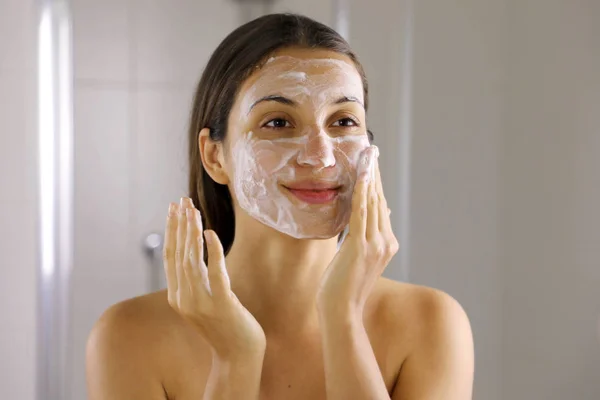 Wanita kulit putih mencuci muka berbusa sabun menggosok kulit. Pencucian wajah wanita pembersih sabun menggosok dengan produk pembersihan skincare. Menikmati waktu santai . — Stok Foto