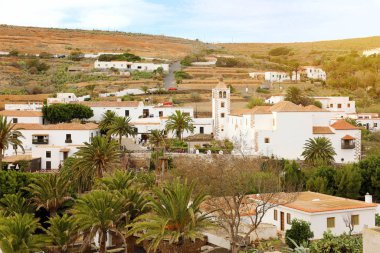 Fuerteventura, Kanarya Adaları 'ndaki Santa Maria de Betancuria kilisesi ile küçük bir Betancuria kasabası, İspanya