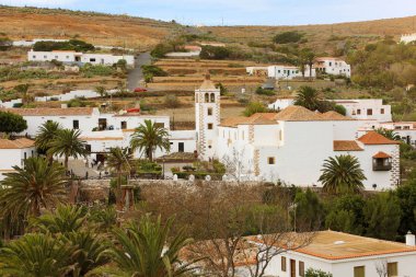 Fuerteventura, Kanarya Adaları 'ndaki Santa Maria de Betancuria kilisesi ile küçük bir Betancuria kasabası, İspanya