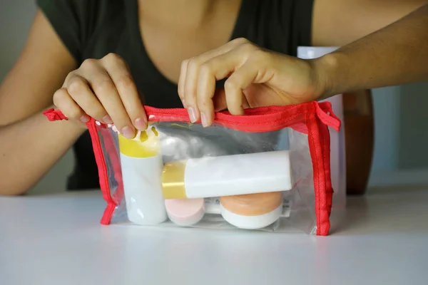 Sac trasparent de fermeture femme avec kit de voyage pour le transport de cosmétiques dans l'avion — Photo