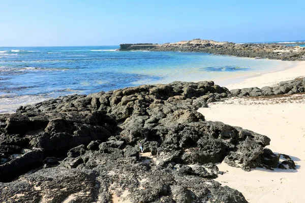 Fuerteventura, Kanarya Adaları 'ndaki siyah lav taşlarıyla El Cotillo inanılmaz vahşi plajı.