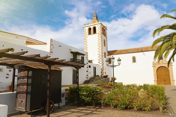 Praça central com igreja e torre sineira na aldeia de Betancuria na ilha de Fuerteventura, Espanha — Fotografia de Stock