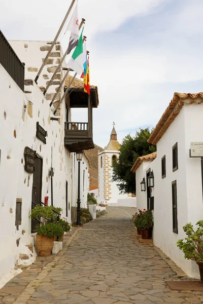 Betancuria, Spanien - 15 december 2019: vackra stadsgatan Betancuria gamla koloniala staden Fuerteventura, Spanien — Stockfoto