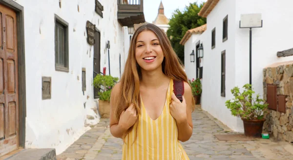 Прекрасна дівчинка - мандрівник відвідує містечко Бетанкурія (Канарські острови, Іспанія). — стокове фото