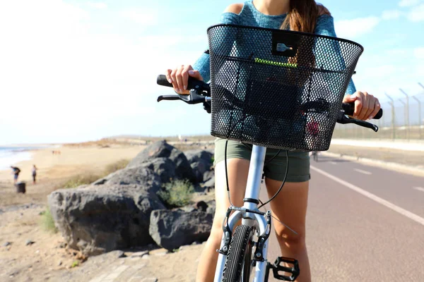 Viaggio in bicicletta avventura concetto di tour. Biker donna non identificata sulla pista ciclabile lungo la spiaggia . — Foto Stock