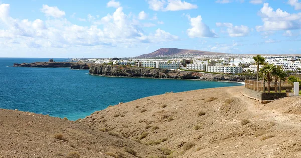 Panoramic view of Playa Blanca and Montana Roja on the background, Lanzarote, Canary Islands — Stock Photo, Image