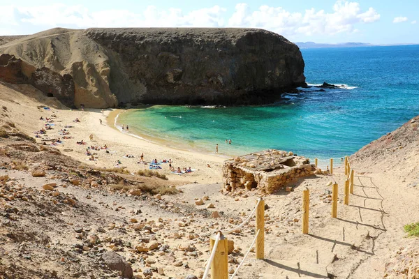 Flight of steps to amazing Playa Papagayo beach in Lanzarote, Canary Islands — Stock Photo, Image