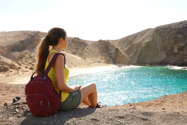 Vacker ung backpacker beundrar Playa Papagayo stranden på Lanzarote, Kanarieöarna, Spanien — Stockfoto