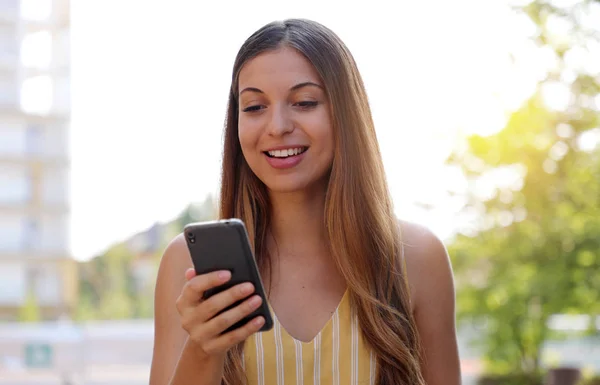 Mujer brasileña charlando en el teléfono inteligente al aire libre en la calle de la ciudad — Foto de Stock