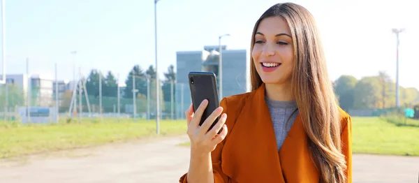 Mujer casual videollamada en el teléfono inteligente banner panorámico al aire libre con espacio de copia —  Fotos de Stock