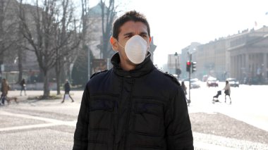 Coronavirus Hastalığı 2019 'un yayılmasına karşı maske takan COVID-19 Pandemic Coronavirus Man. SARS-CoV-2 'ye karşı yüz maskeli bir adam portresi.