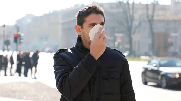 Covid Pandemic Coronavirus Hombre Calle Ciudad Con Máscara Facial Protectora — Foto de Stock