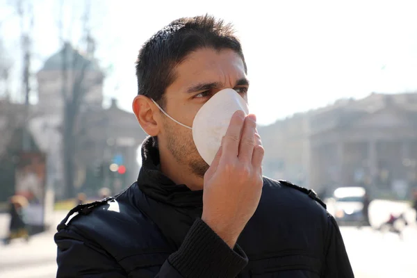 Covid 19コロナウイルス病の広がりのための顔マスク保護を身に着けている街の通りの流行コロナウイルス男2019 顔マスク男の肖像Sars Cov — ストック写真