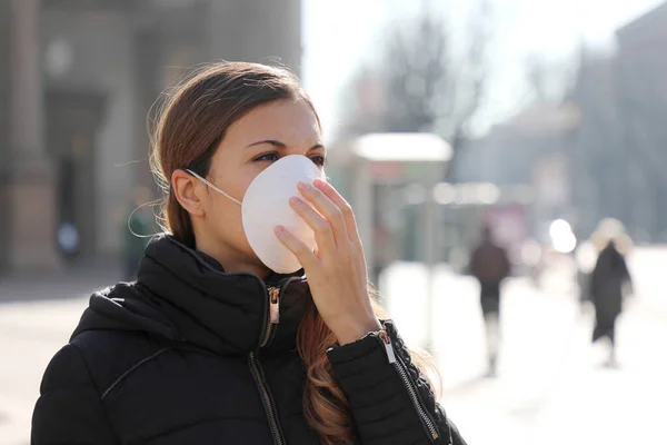 Covid Pandémiás Coronavirus Városi Utcában Maszkot Visel Védelmezi Sars Cov — Stock Fotó