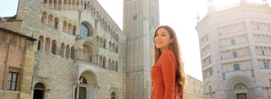 Parma 'da Katedral, Çan Kulesi ve Baptistery' li güzel turist kadın portresi. İtalya 'da Parma simgesi olan gezgin kızın panoramik manzarası. Parma İtalya 'nın 2020 Kültür Başkentidir..