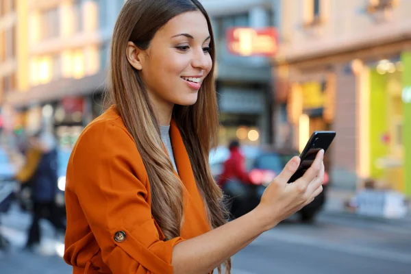 Feliz Hermosa Mujer Joven Utilizando Teléfono Inteligente Aire Libre Con — Foto de Stock