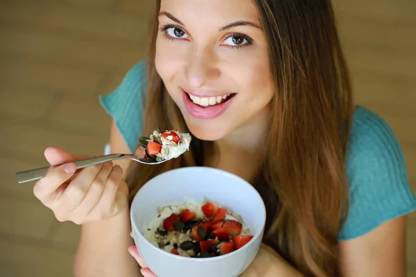 Cerca Desde Arriba Hermosa Mujer Joven Sonriendo Comiendo Skyr Con —  Fotos de Stock