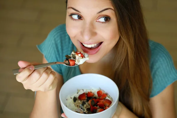 Vista Cerca Desde Arriba Hermosa Mujer Joven Comiendo Yogur Skyr —  Fotos de Stock