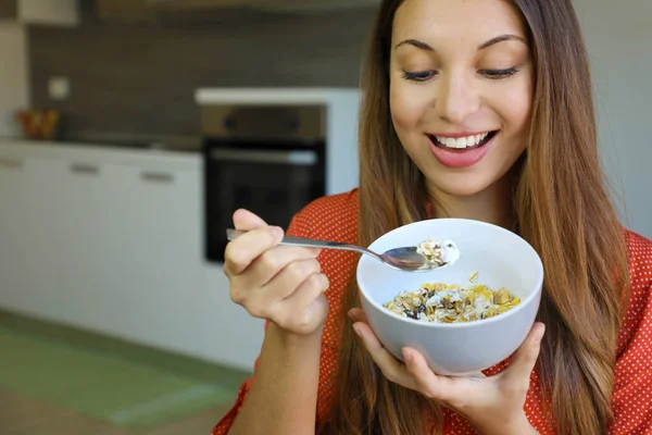 Primer Plano Hermosa Mujer Joven Comiendo Skyr Yougurt Con Cereales —  Fotos de Stock