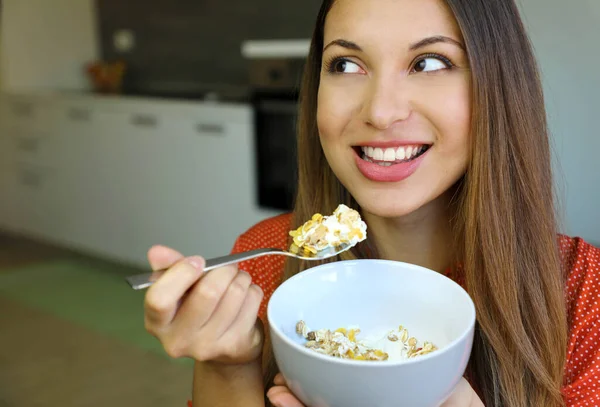 Close Bela Jovem Mulher Comendo Iogurte Skyr Com Frutas Muesli — Fotografia de Stock