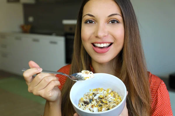 Primer Plano Hermosa Mujer Joven Comiendo Skyr Yogur Con Cereales —  Fotos de Stock