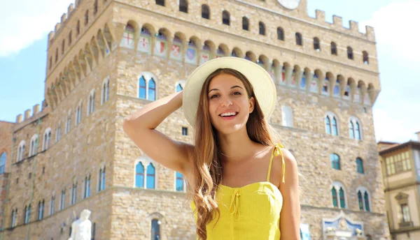 Porträtt Vackra Leende Turist Flicka Florens Med Palazzo Vecchio Palats — Stockfoto