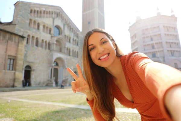 Hermosa Italia Atractiva Joven Sonriente Tomar Autorretrato Piazza Duomo Plaza — Foto de Stock