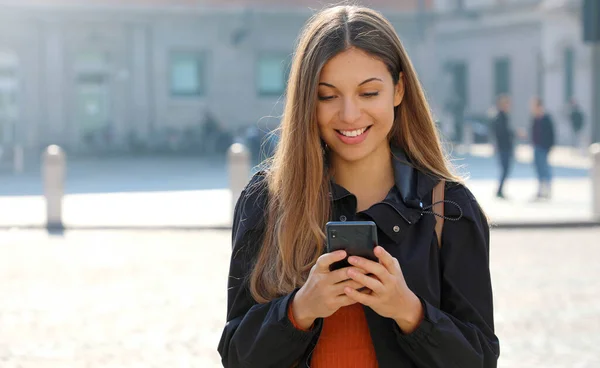 Chica Estudiante Feliz Buscando Información Teléfono Inteligente Pie Calle Ciudad — Foto de Stock