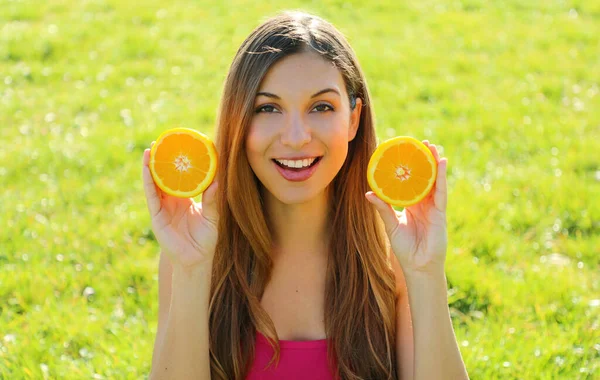 소녀는 오렌지 오렌지를 공원의 카메라를 아름다운 비타민 — 스톡 사진