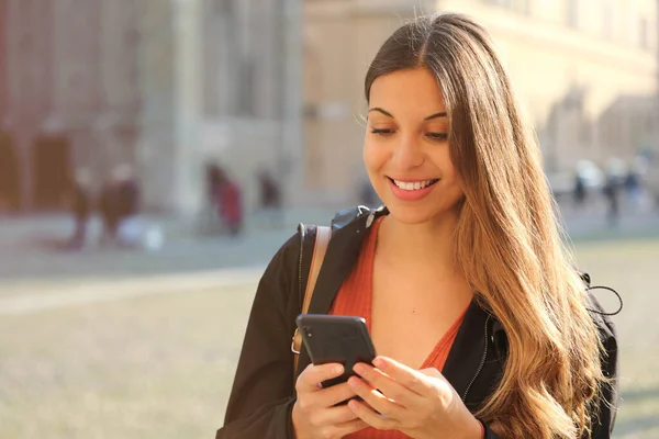 Feliz Hermosa Chica Secundaria Sonriendo Mensajes Texto Con Teléfono Inteligente —  Fotos de Stock